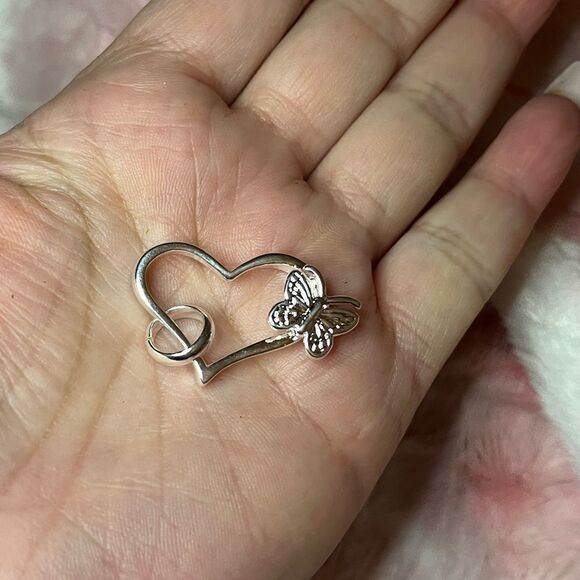 The Butterfly Heart Pendant in 925 silver on 18” snake chain. - Picture 5 of 7